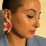 Aros colgantes con forma de flor, de acrílico transparente con detalles en rosa y rojo.