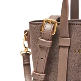 Cartera tipo tote compacta y estructurada, color marrón, con material exterior de símil gamuza combinado con PU liso. Cuenta con doble asa corta rígida, correa larga regulable y desmontable, y herrajes metálicos dorados. El compartimento principal tiene cierre superior y un bolsillo interno con cierre.