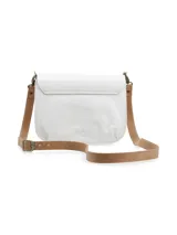 Bandolera de cuero color blanco con solapa y detalles en cuero tostado. Cuenta con herrajes metálicos en tono bronce envejecido, cierre giratorio frontal y correa ajustable y desmontable.