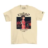 Remera color crema con estampado frontal de la película El Viaje de Chihiro de Studio Ghibli, con diseño de estilo póster cinematográfico.