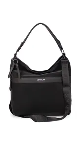 Cartera tipo hobo de tamaño grande en color beige, con detalles en negro. Presenta una franja horizontal negra con el logo de la marca, asa corta de hombro y correa larga desmontable. Incluye bolsillo frontal con cierre oculto y bolsillo trasero.