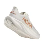 Championes Hoka Mach 7 de running, color blanco con detalles en color salmón y suela amortiguada.