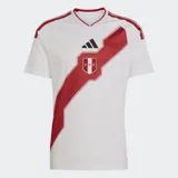 Camiseta de fútbol Adidas de la Selección Peruana, modelo Primera Equipación 26. Diseño principal blanco con una franja diagonal roja con textura geométrica que cruza el pecho, donde se ubica el escudo de la FPF. Presenta cuello en V y tres franjas rojas en los hombros.