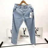 Jean celeste claro de corte recto, con bolsillos delanteros inclinados y etiqueta de la marca Duxon.