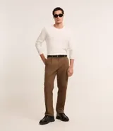 Remera de manga larga color blanco, confeccionada en tejido waffle texturizado, con cuello redondo y corte regular.