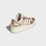 Championes Adidas Forum Bold Stripes de plataforma, confeccionados en cuero sintético metalizado color oro rosa, con las icónicas tres tiras y detalles en tono rosado claro, y suela de goma.