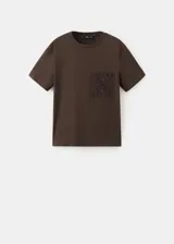 Remera marrón de corte recto, con cuello redondo, manga corta y detalle de bolsillo con bordado en el pecho.