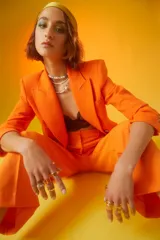 Collar corto con perlas sintéticas, mostacillas y flores de colores. Incluye cadena de extensión.