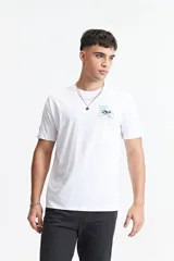 Remera de manga corta color verde azulado, con escote redondo y fit regular. Presenta un estampado gráfico en la espalda con texto "MISTRAL HOUSE PARTY 9/03" y un diseño de manos sosteniendo copas de vino y un disco de vinilo.