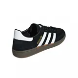 Championes adidas Handball Spezial de diseño clásico, confeccionados en gamuza negra con las icónicas tres tiras laterales en blanco. Presentan un detalle en el talón blanco, inscripción dorada en el lateral y una suela de goma color caramelo.