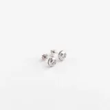 Caravanas tipo abridores de oro blanco 18k con engaste de circonia central brillante.