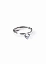 Anillo plateado de acero quirúrgico con cintillo ancho y piedra strass engarzada.