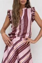 Blusa sin mangas a rayas en tonos rosado y bordó, con escote en V, cierre frontal de botones y detalles de volados fruncidos en los hombros.