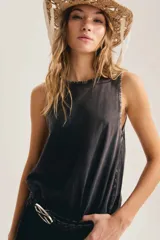 Maxi vestido negro sin mangas, con cuello redondo y silueta suelta que se abre en A hacia el ruedo. Confeccionado en 100% algodón, incluye aplique trasero en forma de X.