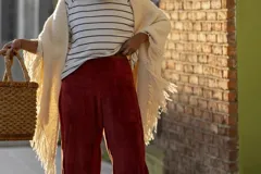 Pantalon de corte barrel en plush de algodon color bordó, con tiro medio, faja ancha en la cintura y bolsillos frontales aplicados.