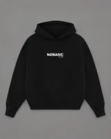 Hoodie canguro negro de algodón pesado con capucha, bolsillo delantero tipo parche y el texto 'NØBASIC CLUB' estampado en blanco en el pecho.