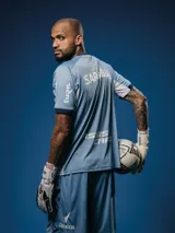 Camiseta de arquero Umbro del Club Nacional de Football, temporada 2025. Diseño en tonos de azul con un estampado gráfico abstracto en el frente, cuello redondo y detalles en rojo en el cuello y los puños de las mangas. Incluye los logos de los sponsors y el escudo del club.
