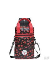Mochila matera de diseño acolchado en color negro con estampado de labios y corazones rojos. Cuenta con manijas superiores fijas en color rojo, correa ajustable y desmontable con logo de la marca, y cierre superior. Incluye parche circular con el logo de Oreiro Love en el frente.