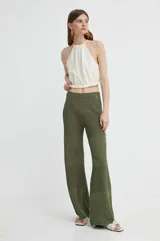 Pantalón de punto color verde oliva, con puntadas mixtas creando diseños geométricos tipo crochet, corte recto y cintura elástica.