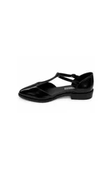 Zapato chatita de Daniel Cassin color negro con acabado brillante, diseño en punta, tira en T y tira ajustable con hebilla al tobillo.