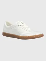 Championes de estilo urbano en color plateado metalizado, con cordones blancos y suela de goma color caramelo con efecto moteado.
