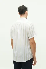 Camisa de manga corta confeccionada en lino y algodón, con fit regular y logo bordado. Color beige con rayas verticales blancas.