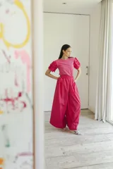 Pantalón de algodón color fucsia, de corte palazzo con cintura elástica y bolsillos laterales.