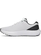 Championes de running Under Armour modelo Charged Surge 4, color blanco con detalles en negro y logo en verde agua. Presentan parte superior de malla transpirable con superposiciones sintéticas, plantilla Deluxe Comfort System y entresuela Charged Cushioning para mayor amortiguación y respuesta.
