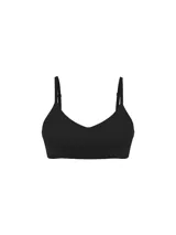 Sujetador inalámbrico Victoria's Secret modelo The CoolBra, de color negro con escote pronunciado, tirantes ajustables blancos con el logotipo de la marca y pequeño detalle metálico en la base.
