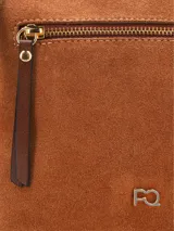 Cartera bandolera de cuero gamuza marrón camel, con detalles de cuero liso a contratono, bolsillo exterior con cierre y logo metálico dorado de la marca. Cuenta con correa regulable.