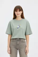 Remera cropped de algodón con cuello redondo, diseño holgado y estampado frontal de una copa con cerezas.