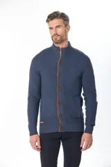 Cardigan de punto grueso color azul marino, con cuello alto, cierre frontal de botones y ribetes en contraste color marrón.