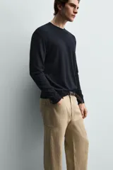 Sweater de punto relaxed fit confeccionado en hilatura con viscosa de tacto suave, color marrón, con cuello redondo y manga larga. Cuenta con acabados en rib.
