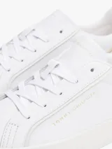 Zapatillas de corte bajo Tommy Hilfiger confeccionadas en piel napa de color blanco. Presentan un diseño clásico con cordones, panel metalizado en el talón y logos de la marca grabados en relieve en el lateral, la lengüeta y el talón. La suela es de goma vulcanizada.
