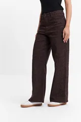 Pantalón de jean azul oscuro, de corte wide leg y tiro alto, con costuras a la vista y cierre frontal con botón.