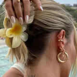 Pinza para el pelo con forma de flor hawaiana de color blanco y amarillo.