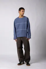 Pantalón de jean con corte balloon, de tiro medio y pierna ancha con caída relajada. Presenta un lavado tipo oxidado en tono celeste claro.