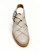 Sandalias cerradas de cuero color gris claro, con diseño de tiras anchas entrelazadas, hebillas metálicas laterales y suela plana de madera.