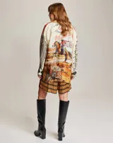 Shorts largos estampados con cintura elástica y cinco trabillas. Dos bolsillos laterales.