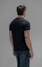 Remera de calce slim fit, confeccionada en jersey de algodón, con cuello redondo y mangas cortas con terminación en rib.