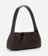 Cartera tipo baguette de material sintético con textura efecto crocco. Cuenta con asa fija de hombro, cierre superior con cremallera y base estructurada con pies metálicos dorados.