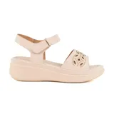 Sandalias negras de cuero sintético con plataforma baja y diseño troquelado en la capellada. Cierre con hebilla en el tobillo.