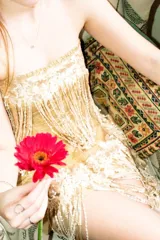 Vestido corto color coral, con escote halter, corte debajo del busto y espalda descubierta.