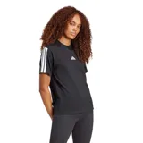 Remera deportiva Adidas de manga corta, color negro con las icónicas tres tiras blancas en los hombros y logo de la marca bordado en el centro del pecho.