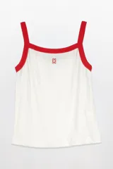 Musculosa blanca con cuello y sisas en rojo, con logo bordado en el pecho.