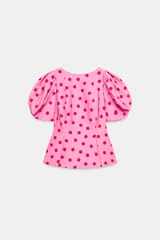 Top rosado con estampado de lunares fucsia, de cuello redondo y mangas cortas abullonadas con pliegues. Cuenta con escote en V en la espalda y cierre con cremallera oculta.