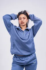 Buzo negro con cierre de media cremallera, cuello alto y logo bordado en el pecho.