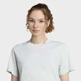 Remera Adidas de algodón en color gris jaspeado, con cuello redondo, mangas cortas y logo de la marca bordado sutilmente en el centro del pecho.