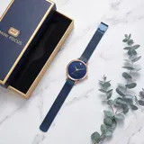 Reloj analógico Mini Focus con caja de aleación de zinc en tono oro rosa y esfera azul con acabado brillante. Cuenta con malla de acero tipo milanesa en color azul y movimiento de cuarzo japonés.