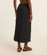 Salida de playa tipo pollera midi con superposición de laise con formas geométricas abstractas, confeccionada en algodón BCI.